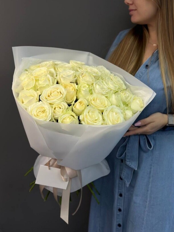 Букет из 35 белых роз за 24500₽ с доставкой в Москве от Adorable flowers на Flawery