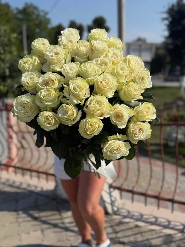 Букет из 35 белых роз за 28300₽ с доставкой в Москве от Adorable flowers на Flawery