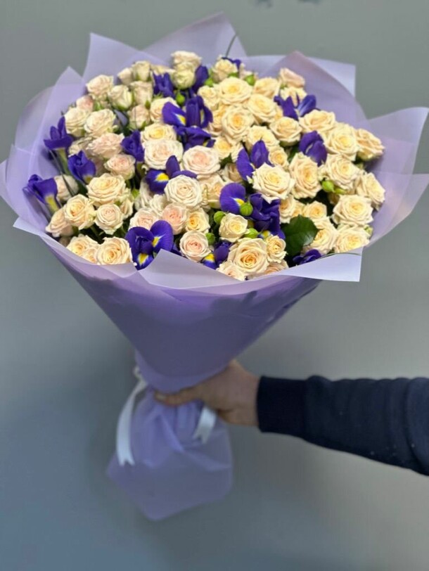 Букет из кустовых роз за 9450₽ с доставкой в Москве от Ателье Цветов на Flawery