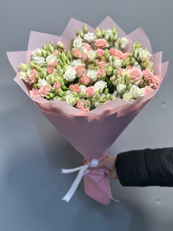 Букет из  кустовых роз и эустома за 7550₽ с доставкой в Москве от Ателье Цветов на Flawery