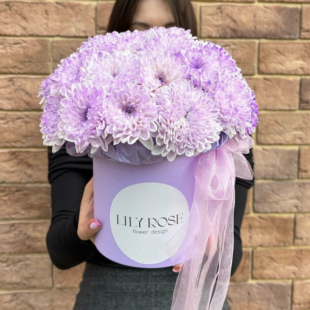 Композиция из хризантем в коробке💜, артикул F1476394 - 3250 рублей, доставка по городу. Flawery - доставка цветов