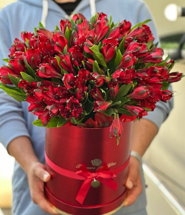 Букет цветов Альстромерия в коробке за 13230₽ с доставкой в Москве от Flowers from Mila на Flawery