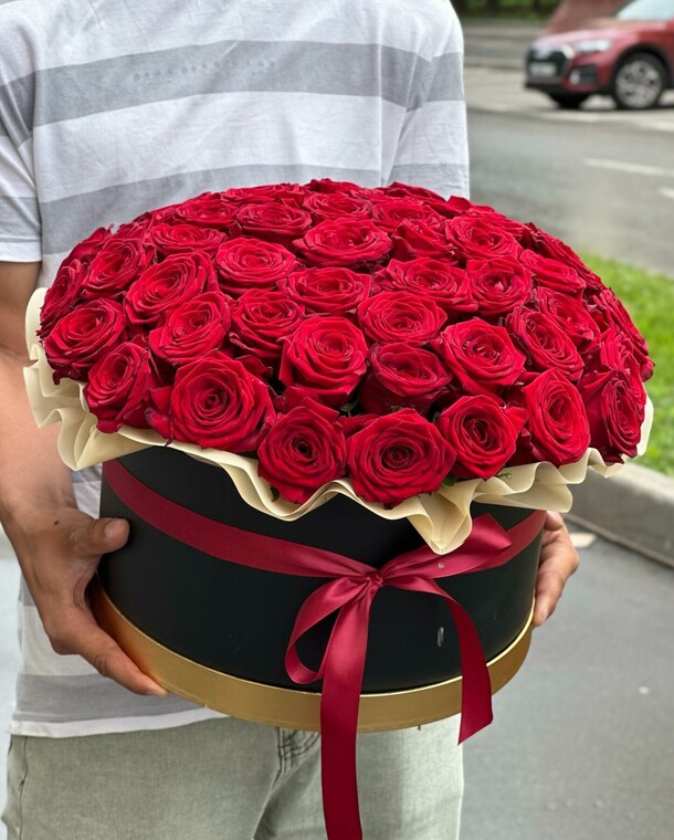 Букет цветов 51 красная роза в коробке за 23745₽ с доставкой в Москве от Flowers from Mila на Flawery