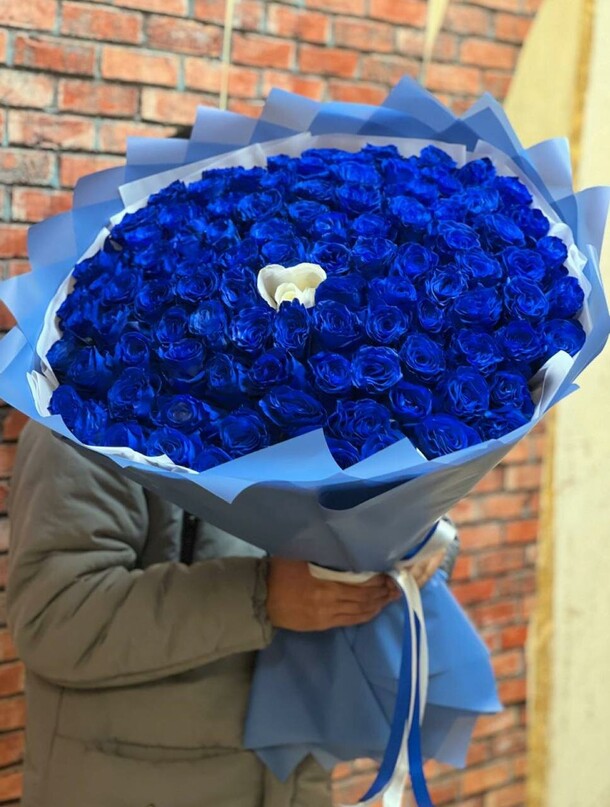 Букет цветов 101 синяя роза за 88564₽ с доставкой в Москве от Flowers from Mila на Flawery