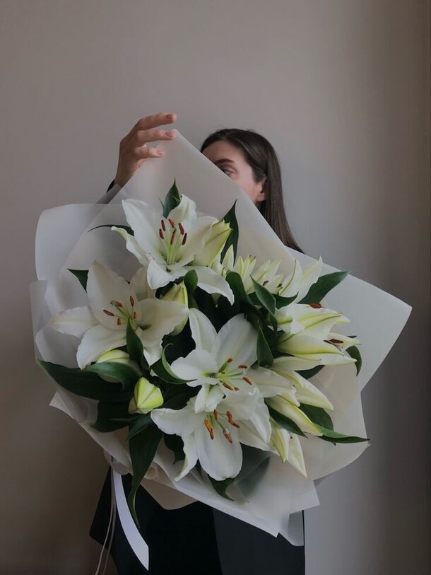 Букет из 5 лилий, артикул F1248713 - 5500 рублей, доставка по городу. Flawery - доставка цветов
