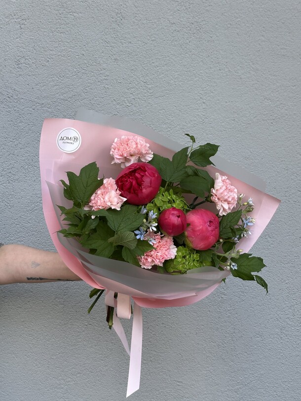Букет с пионами и диантусами за 5300₽ с доставкой в Москве от ДОМ 19 на Flawery