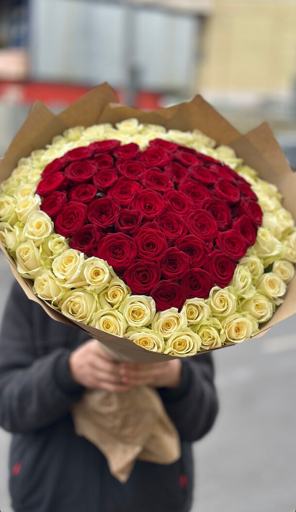 Букет цветов 101 роза сердце ❤️ за 22990₽ с доставкой в Москве от FLORAPARADISE.BM на Flawery