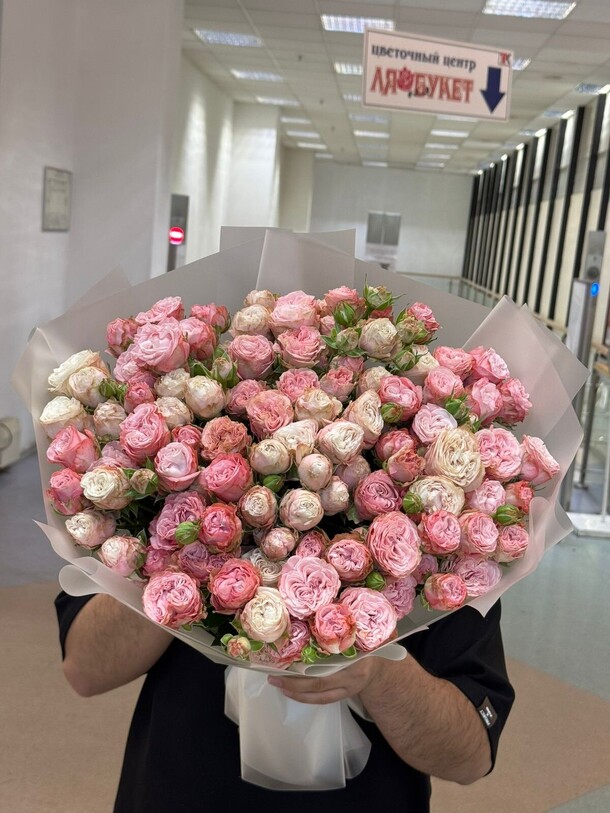 Букет из 31 пионовидных роз бомбастик за 21100₽ с доставкой в Москве от FLORAPARADISE.BM на Flawery