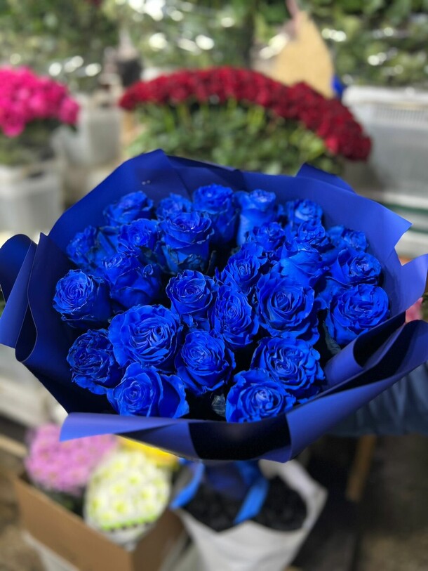 Букет из 25 синих роз эквадор за 17490₽ с доставкой в Москве от FLORAPARADISE.BM на Flawery