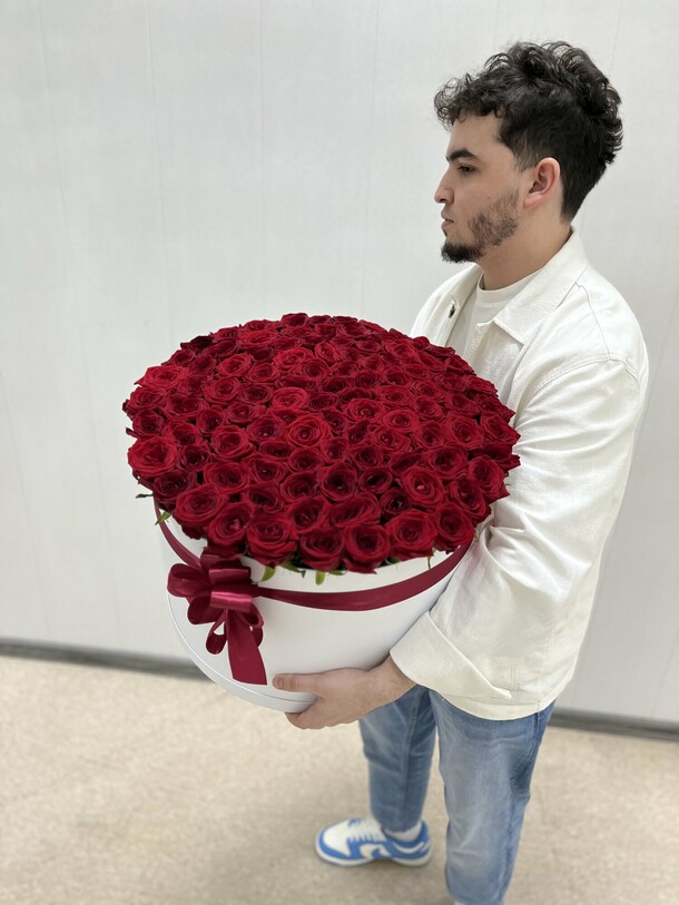 101 роза в коробке 🌹, артикул F1341073 - 27990 рублей, доставка по городу. Flawery - доставка цветов