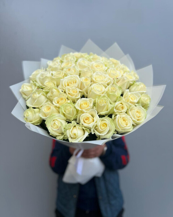 Букет из 51 белых роз 🤍 за 12100₽ с доставкой в Москве от FLORAPARADISE.BM на Flawery