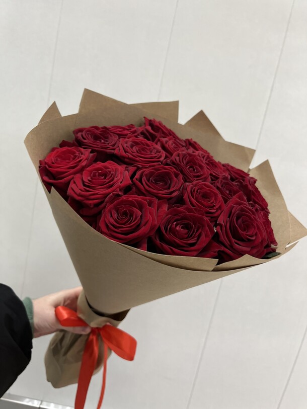 Букет из 19 красных роз за 4790₽ с доставкой в Москве от FLORAPARADISE.BM на Flawery