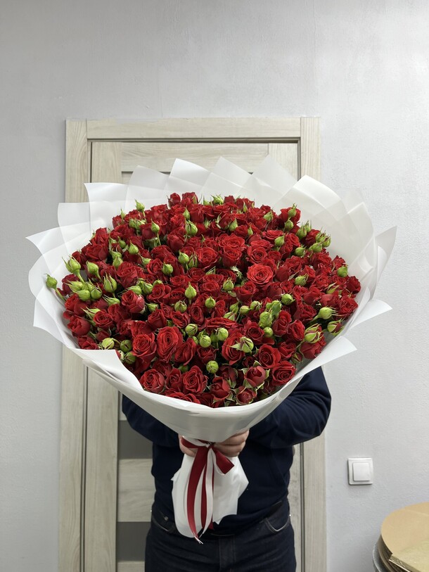 Букет из 51 красных кустовых роз 😍 за 21490₽ с доставкой в Москве от FLORAPARADISE.BM на Flawery