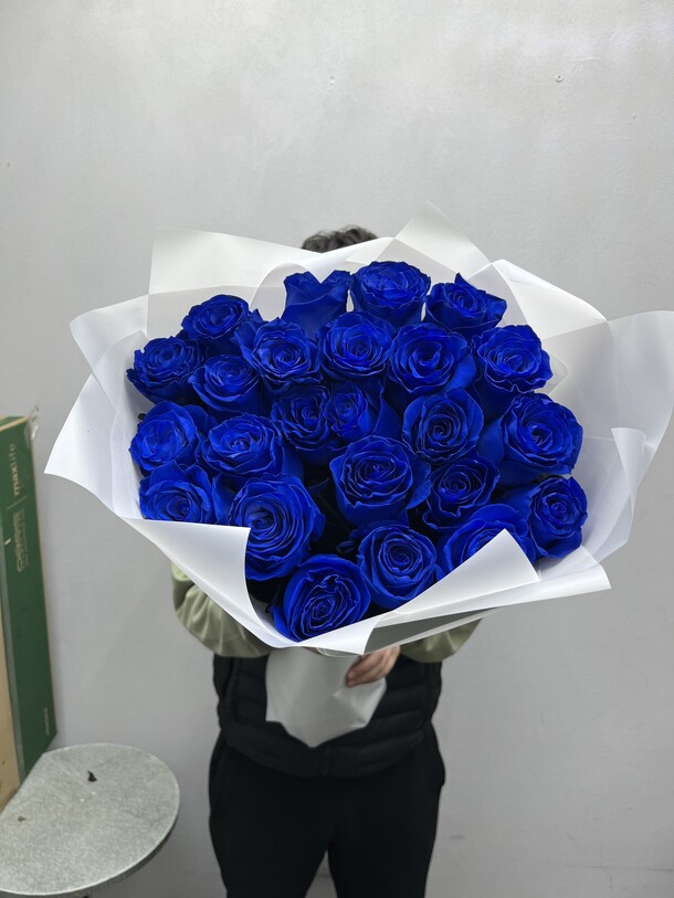 Букет из 25 синих роз 💙 за 15990₽ с доставкой в Москве от FLORAPARADISE.BM на Flawery
