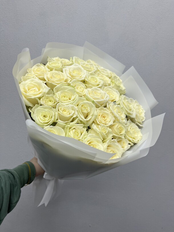 Букет 35 белая роза 🤍 за 7990₽ с доставкой в Москве от FLORAPARADISE.BM на Flawery