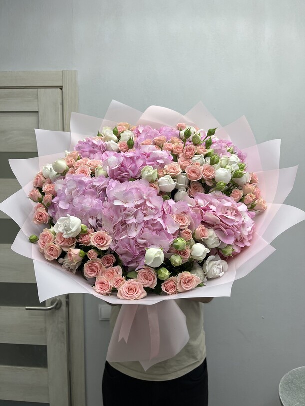 Букет кустовых роз и гортензии за 14990₽ с доставкой в Москве от FLORAPARADISE.BM на Flawery