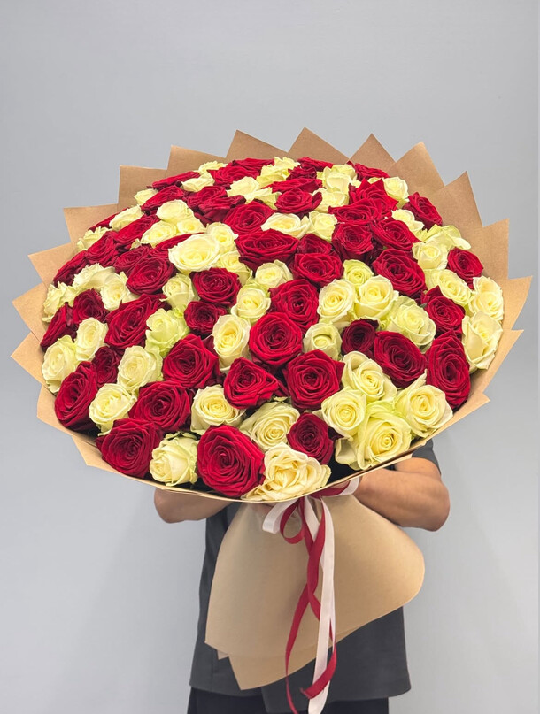 Букет цветов 101 роза микс 🌹 за 27790₽ с доставкой в Москве от FLORAPARADISE.BM на Flawery