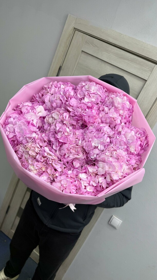 Букет из 15 розовых гортензий за 12450₽ с доставкой в Москве от FLORAPARADISE.BM на Flawery