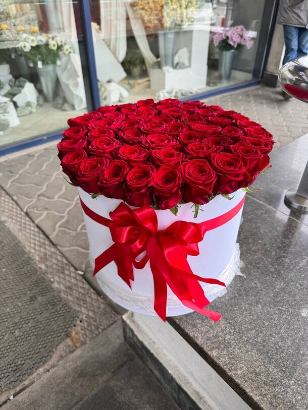 Букет цветов 51 роза в коробке 🌹 за 14700₽ с доставкой в Москве от FLORAPARADISE.BM на Flawery