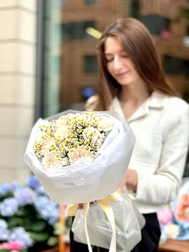 Букет из диантусов и ромашек за 5400₽ с доставкой в Москве от TopTop Flowers на Flawery