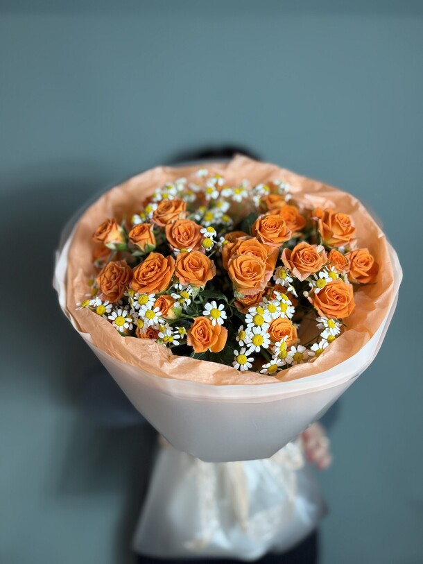 Букет ромашек и кустовых роз🧡 за 5340₽ с доставкой в Москве от Хороший цветочный на Flawery