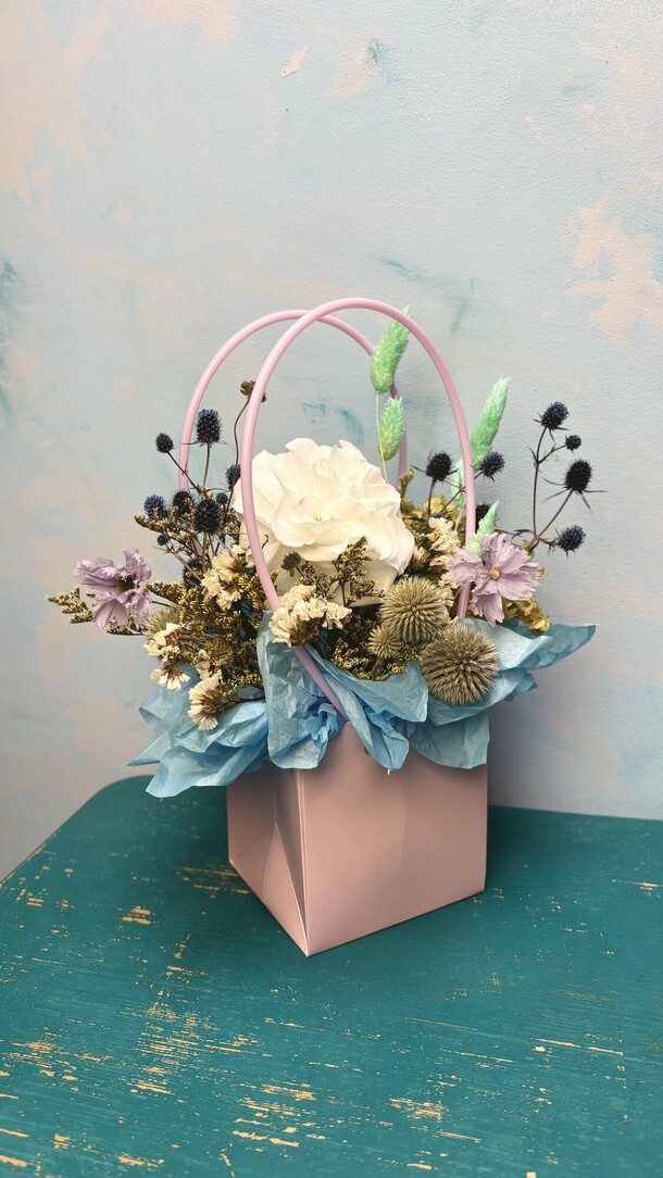 Композиция в сумочке из сухоцветов с розой и скабиозой 1.12, артикул F1454999 - 3520 рублей, доставка по городу. Flawery - доставка цветов