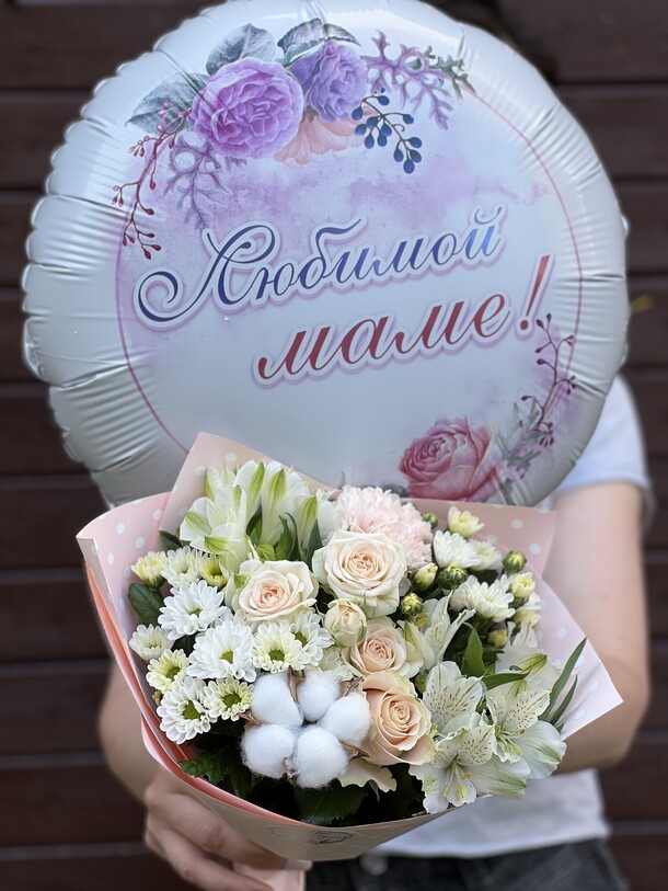 Букет лайк с шариком для мамы за 3350₽ с доставкой в Москве от NikaFlower ЦВЕТЫ & шары на Flawery