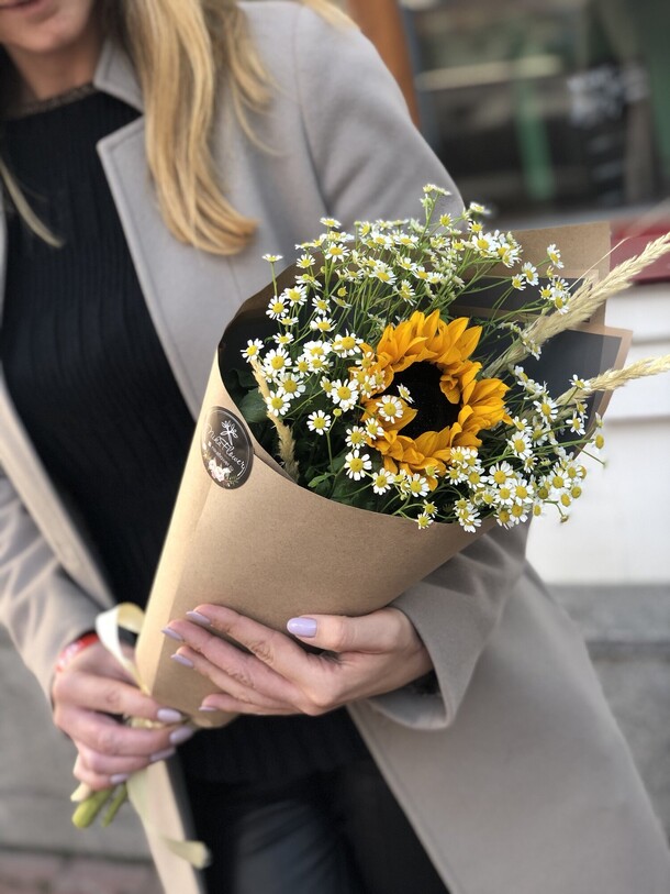 Букет подсолнух в ромашках за 2690₽ с доставкой в Москве от NikaFlower ЦВЕТЫ & шары на Flawery