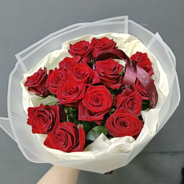 Букет из 15 эквадорских красных роз 🌹 красная роза за 10500₽ с доставкой в Москве от ЭрнстБукет на Flawery