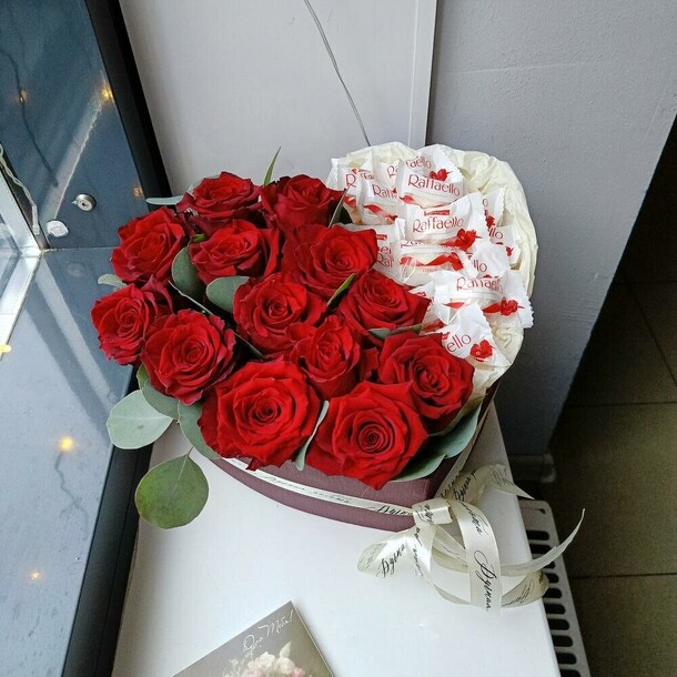 Букет цветов Сердце с розами и рафаэлло за 9150₽ с доставкой в Москве от ЭрнстБукет на Flawery