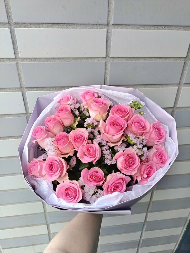 Розовые розы и статица 🥰букет незабываемый, артикул F1426009 - 11750 рублей, доставка по городу. Flawery - доставка цветов