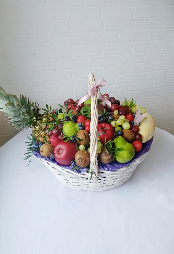 Букет цветов Фруктовая корзина с ассорти фруктов и ягод 🍓 за 10750₽ с доставкой в Москве от ЭрнстБукет на Flawery