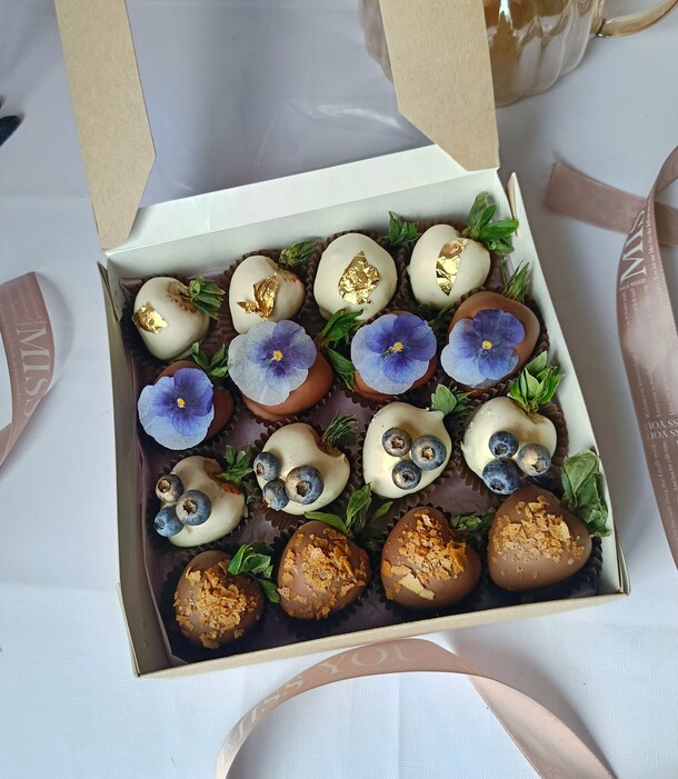 Анютины глазки 💙набор с клубникой в шоколаде 🍫 клубника в шоколаде, артикул F1511785 - 6250 рублей, доставка по городу. Flawery - доставка цветов