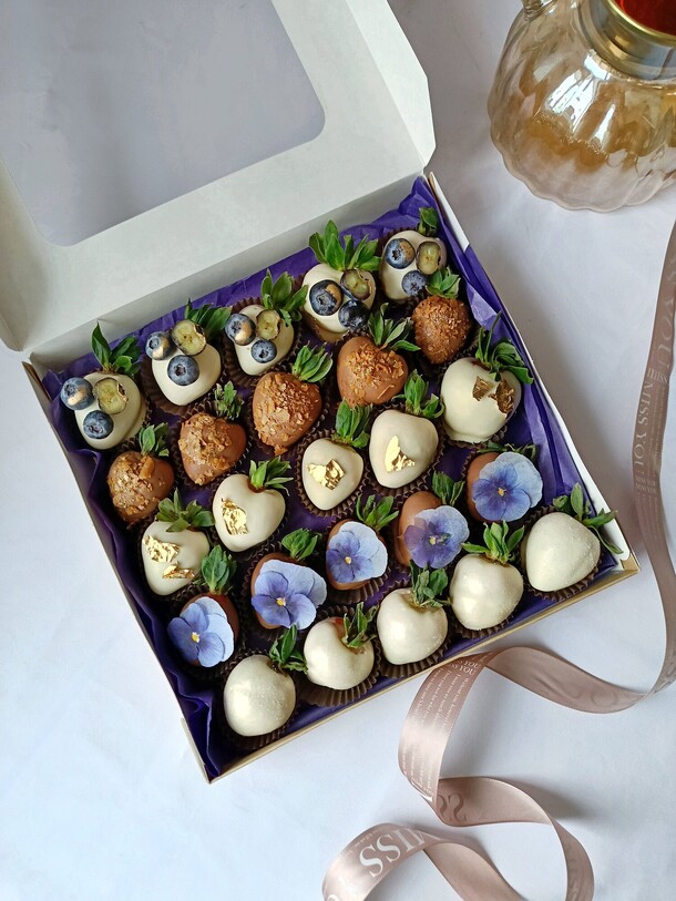 Букет цветов Анютины глазки 💙набор с клубникой в шоколаде 🍫 клубника в шоколаде за 10000₽ с доставкой в Москве от ЭрнстБукет на Flawery