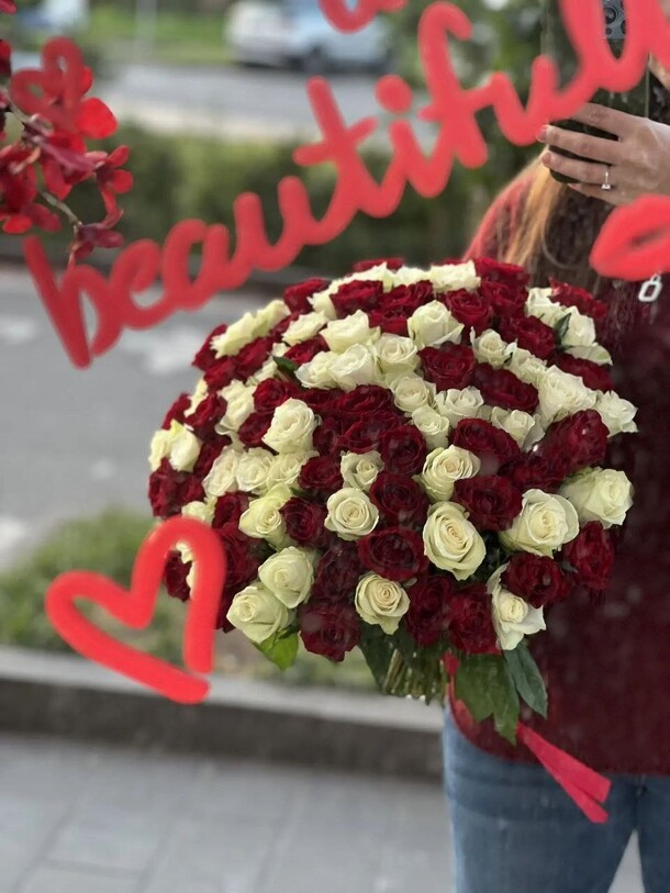 Букет цветов 101 роза 🌹 красная роза белая роза за 18750₽ с доставкой в Москве от ЭрнстБукет на Flawery