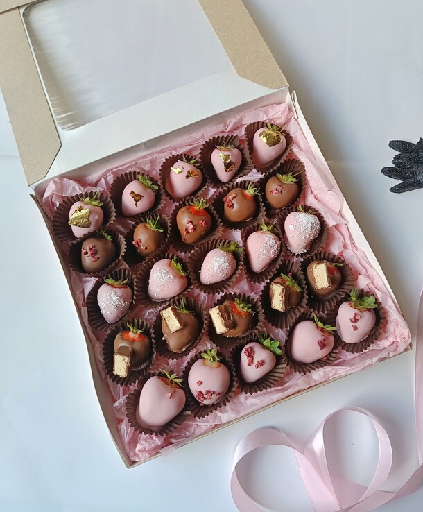 Букет цветов Набор с клубникой в шоколаде 🍫 25 шт за 8508₽ с доставкой в Москве от ЭрнстБукет на Flawery