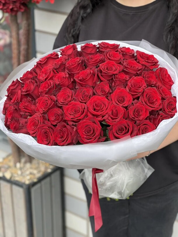 Букет цветов 51 красная роза 🌹 красные розы за 19900₽ с доставкой в Москве от ЭрнстБукет на Flawery