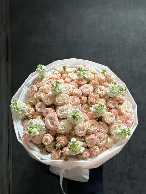 Кустовая роза с маттиолой, артикул F1555648 - 32990 рублей, доставка по городу. Flawery - доставка цветов