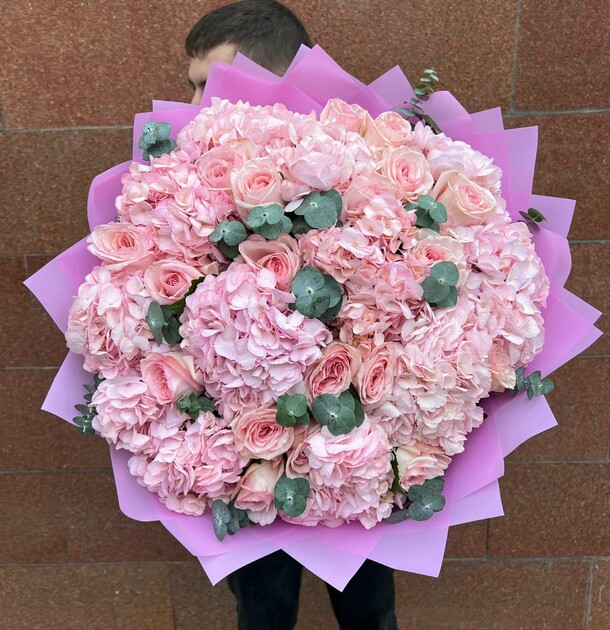 Нежный букет с розами pink ohara и гортензией, артикул F1477044 - 25000 рублей, доставка по городу. Flawery - доставка цветов