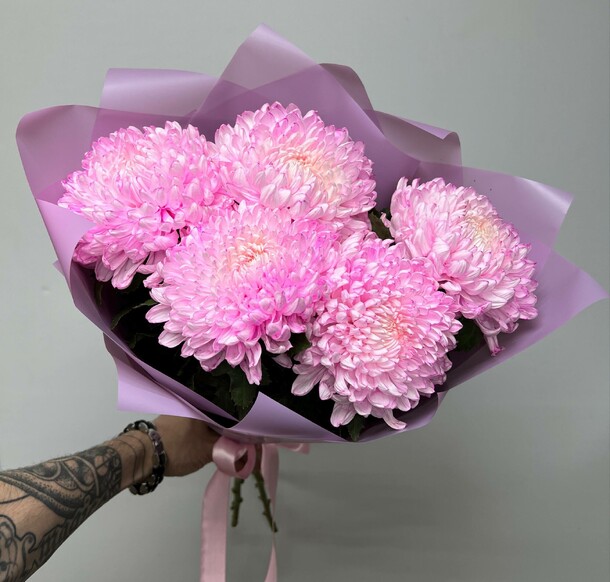Букет цветов Розовая хризантема 5 шт за 3300₽ с доставкой в Москве от Costa Flowers на Flawery