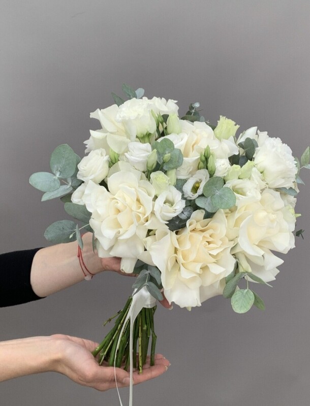 Букет невесты и бутоньерка для жениха из белоснежных французских роз ,эустом и ароматного эвкалипта за 11790₽ с доставкой в Москве от Тук-тук цветы на Flawery