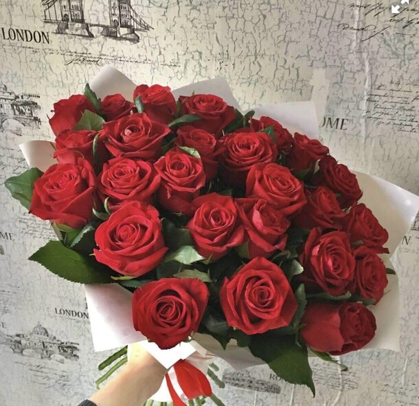 Букет цветов 25 роз за 5600₽ с доставкой в Сланцы от Цветочный домик на Flawery