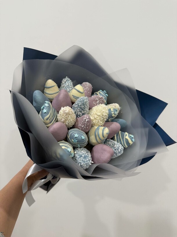 Букет из клубники в шоколаде черничка за 7476₽ с доставкой в Москве от Flowerfun на Flawery