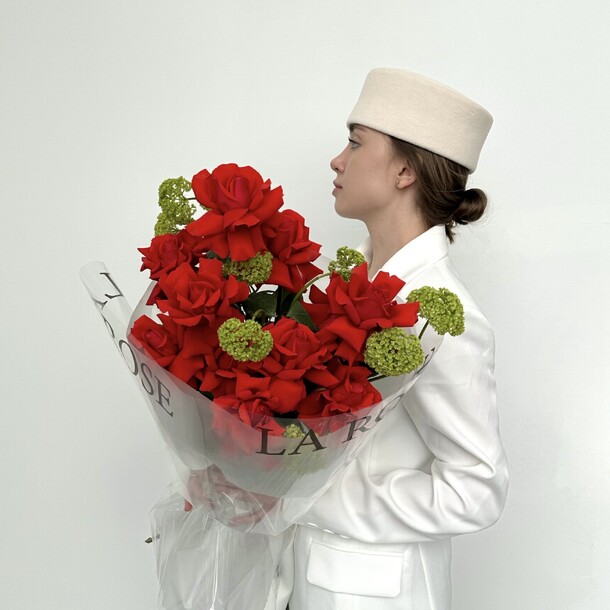 Букет французских роз nina с зеленью за 19800₽ с доставкой в Москве от La Rose на Flawery