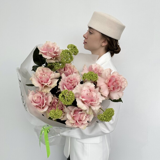Букет французских роз pink modial с зееленью за 19800₽ с доставкой в Москве от La Rose на Flawery