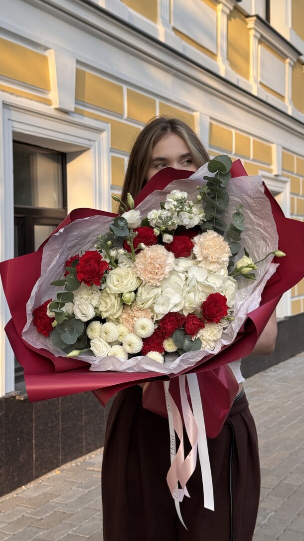Букет с гортензией, кустовой розы за 6485₽ с доставкой в Москве от Мята на Flawery