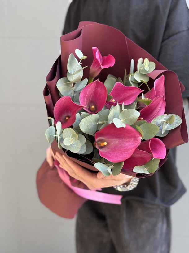 Букет цветов Кала с эвкалиптом за 8900₽ с доставкой в Москве от Red Rose на Flawery