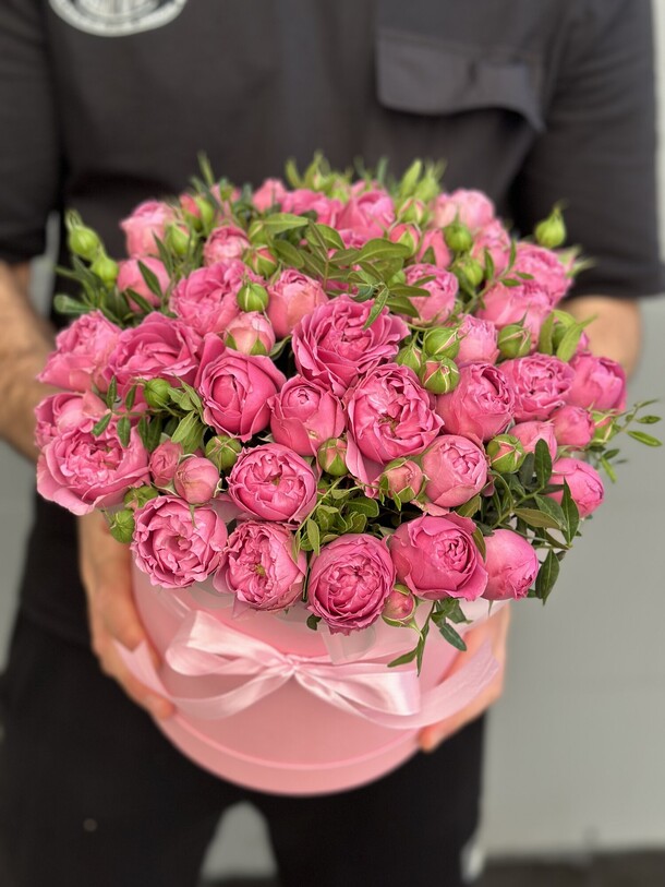Букет цветов Кустовая роза в коробке за 7182₽ с доставкой в Москве от Red Rose на Flawery