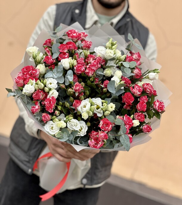 Букет цветов Кустовая роза с эустомой за 9800₽ с доставкой в Москве от Red Rose на Flawery