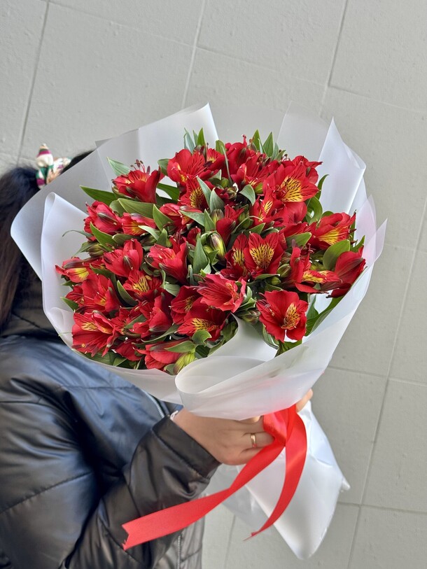 Букет цветов Яркая альстромерия за 3500₽ с доставкой в Москве от Red Rose на Flawery